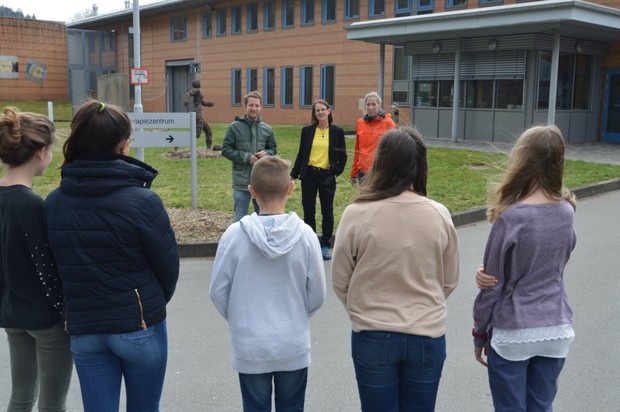 Dr. Mareike Schüler-Springorum steht mit Schülern und Lehrern vor der Maßregelvollzugsklinik.